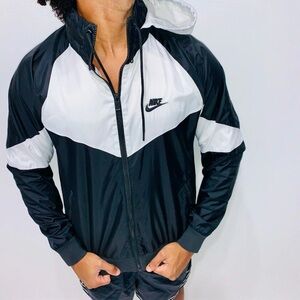 NWOT Nike Sportswear Windrunner Lightweight Hood Jacket UNISEX SZ. L Black White